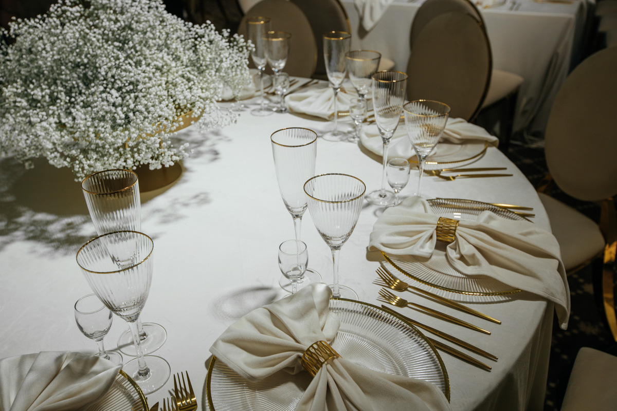 Владимирская show-woman и wedding-специалист Алёна Маркелова — девушка яркая, креативная и с хорошим вкусом. Идеальная невеста! Проведя сотни бракосочетаний, Алёна вошла в собственную супружескую жизнь и сделала это роскошно: три города, три мероприятия, целое лето праздников. О своей незабываемой свадьбе владимирская ведущая рассказала «Ключ-Медиа».