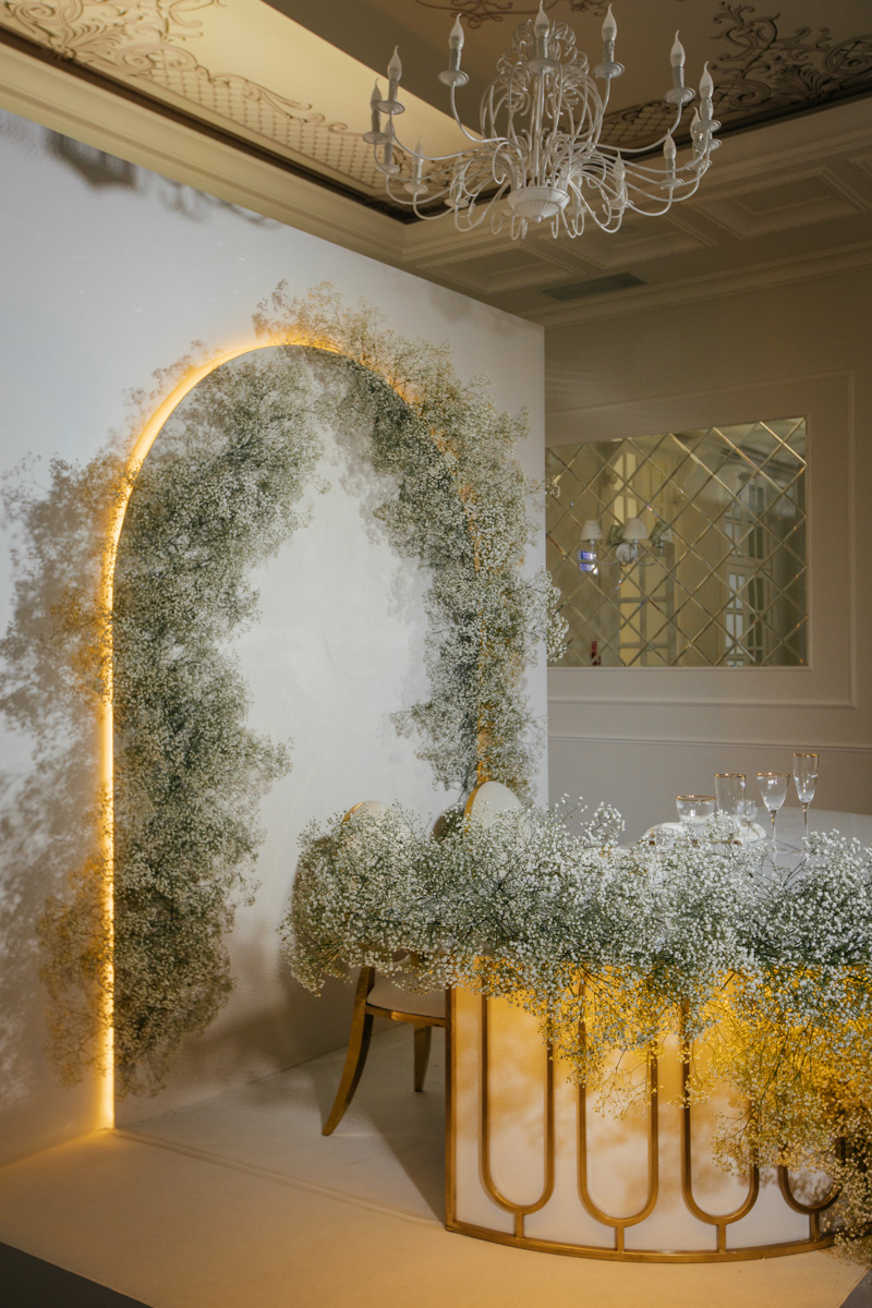 Владимирская show-woman и wedding-специалист Алёна Маркелова — девушка яркая, креативная и с хорошим вкусом. Идеальная невеста! Проведя сотни бракосочетаний, Алёна вошла в собственную супружескую жизнь и сделала это роскошно: три города, три мероприятия, целое лето праздников. О своей незабываемой свадьбе владимирская ведущая рассказала «Ключ-Медиа».