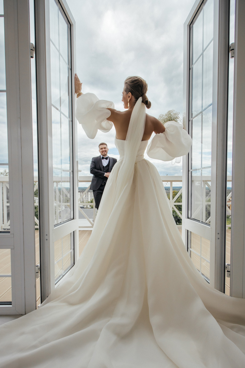 Владимирская show-woman и wedding-специалист Алёна Маркелова — девушка яркая, креативная и с хорошим вкусом. Идеальная невеста! Проведя сотни бракосочетаний, Алёна вошла в собственную супружескую жизнь и сделала это роскошно: три города, три мероприятия, целое лето праздников. О своей незабываемой свадьбе владимирская ведущая рассказала «Ключ-Медиа».