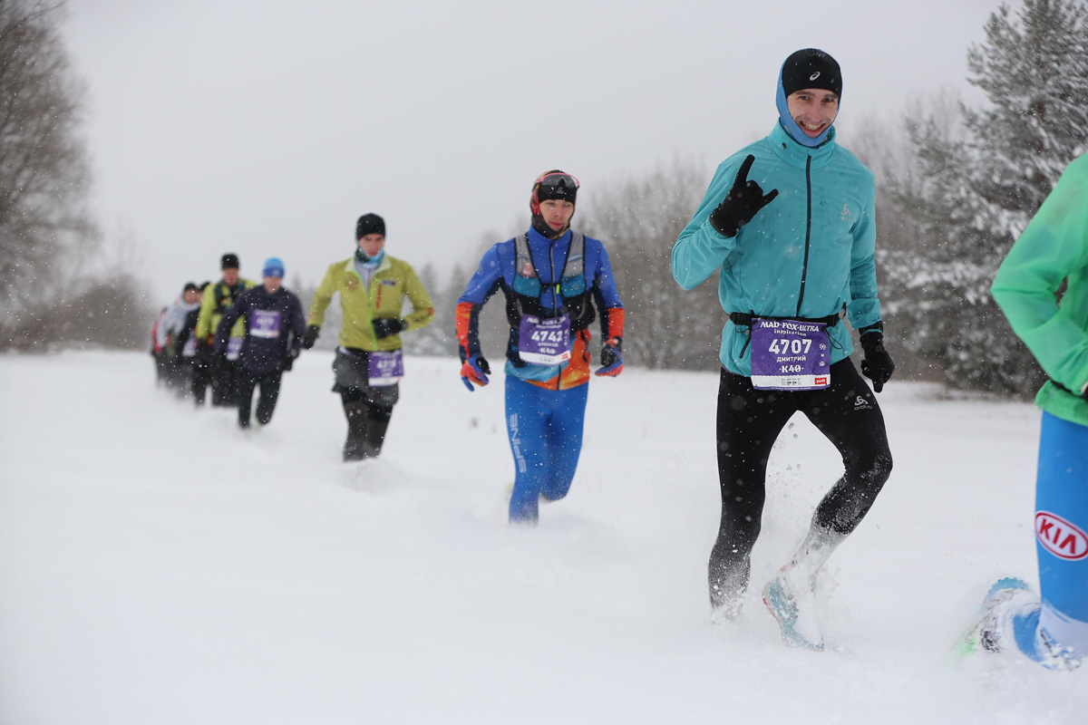 Дмитрий Шунин работает упаковщиком дверей на производстве, а свободное от трудовых задач время посвящает бегу. За шесть лет он покорил несколько марафонов, и в этом декабре снова победа. Бегун во второй раз взошёл на пьедестал ультрамарафона Mad Fox Ultra — самого массового зимнего забега страны, который состоялся в Переславле-Залесском.