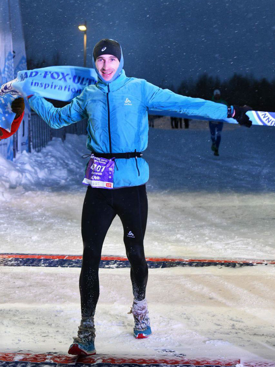 Дмитрий Шунин работает упаковщиком дверей на производстве, а свободное от трудовых задач время посвящает бегу. За шесть лет он покорил несколько марафонов, и в этом декабре снова победа. Бегун во второй раз взошёл на пьедестал ультрамарафона Mad Fox Ultra — самого массового зимнего забега страны, который состоялся в Переславле-Залесском.