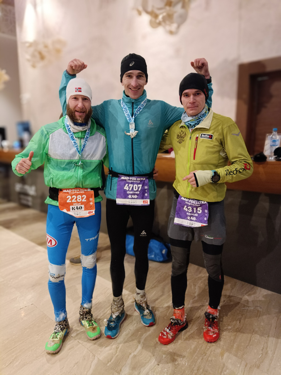 Дмитрий Шунин работает упаковщиком дверей на производстве, а свободное от трудовых задач время посвящает бегу. За шесть лет он покорил несколько марафонов, и в этом декабре снова победа. Бегун во второй раз взошёл на пьедестал ультрамарафона Mad Fox Ultra — самого массового зимнего забега страны, который состоялся в Переславле-Залесском.