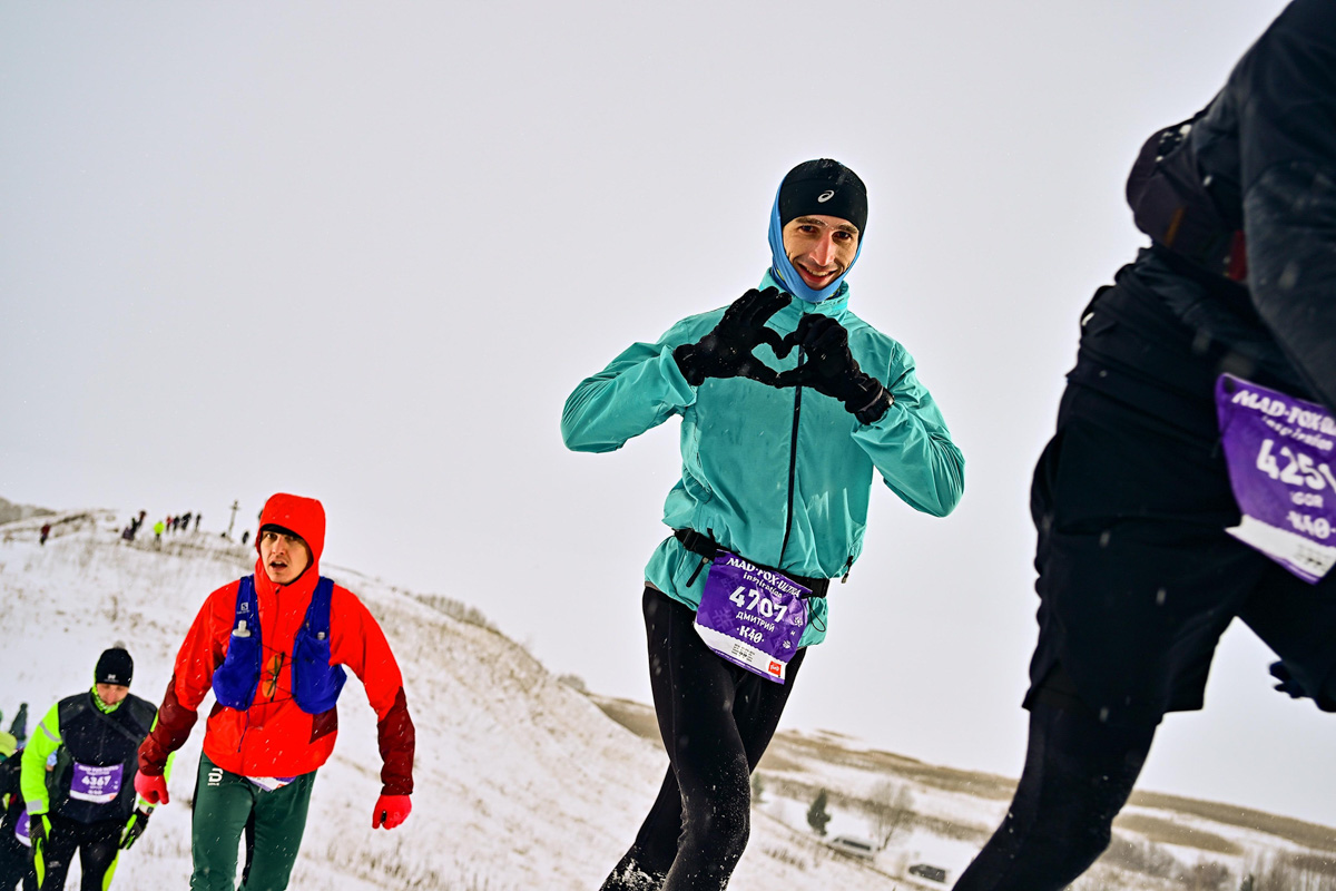 Дмитрий Шунин работает упаковщиком дверей на производстве, а свободное от трудовых задач время посвящает бегу. За шесть лет он покорил несколько марафонов, и в этом декабре снова победа. Бегун во второй раз взошёл на пьедестал ультрамарафона Mad Fox Ultra — самого массового зимнего забега страны, который состоялся в Переславле-Залесском.
