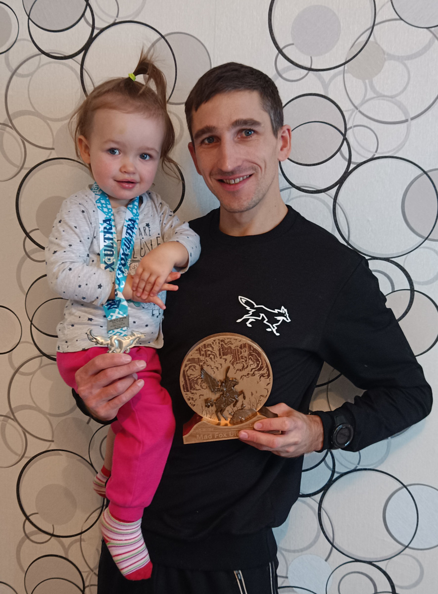 Дмитрий Шунин работает упаковщиком дверей на производстве, а свободное от трудовых задач время посвящает бегу. За шесть лет он покорил несколько марафонов, и в этом декабре снова победа. Бегун во второй раз взошёл на пьедестал ультрамарафона Mad Fox Ultra — самого массового зимнего забега страны, который состоялся в Переславле-Залесском.