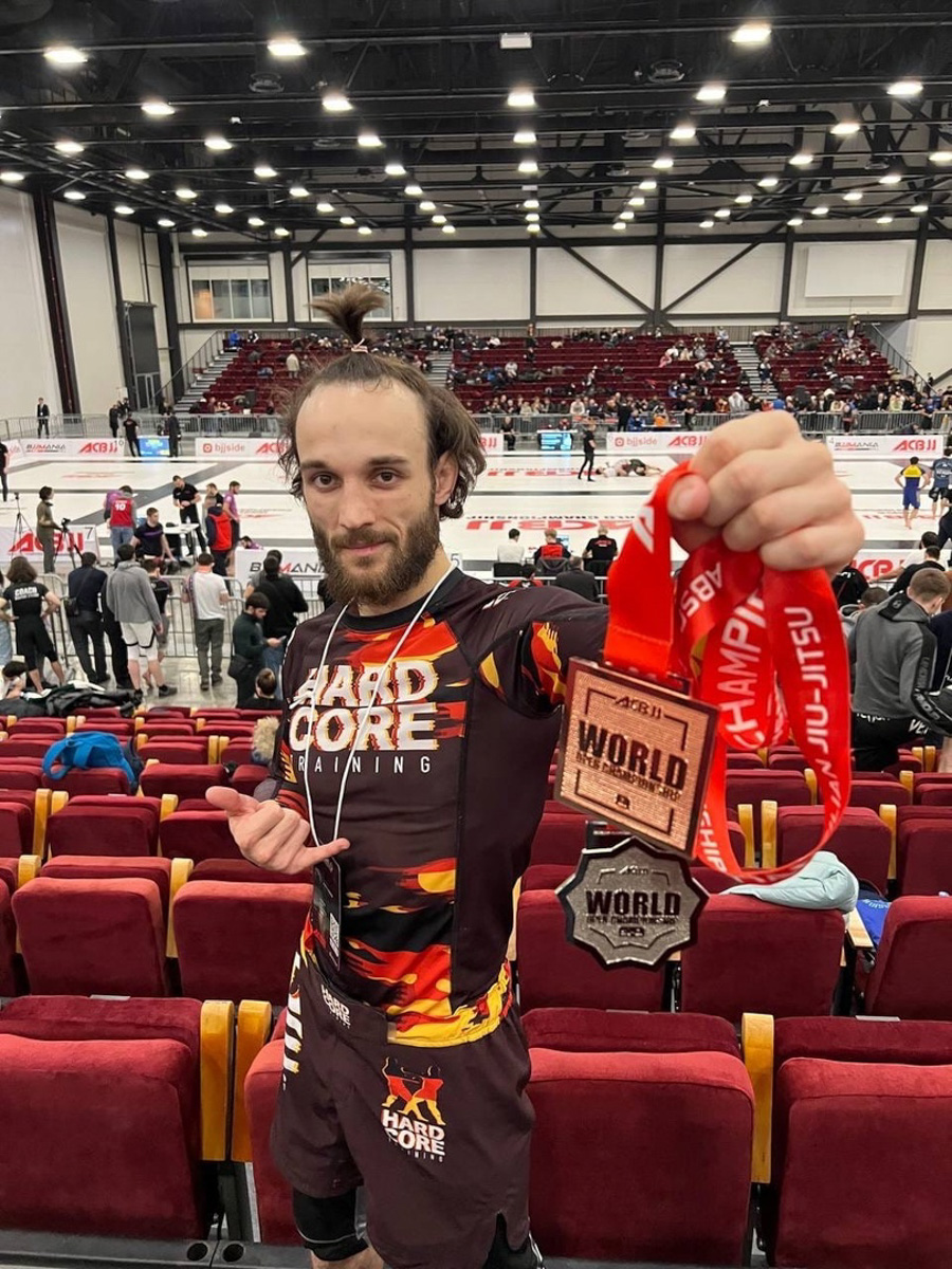 Дмитрий Шунин работает упаковщиком дверей на производстве, а свободное от трудовых задач время посвящает бегу. За шесть лет он покорил несколько марафонов, и в этом декабре снова победа. Бегун во второй раз взошёл на пьедестал ультрамарафона Mad Fox Ultra — самого массового зимнего забега страны, который состоялся в Переславле-Залесском.