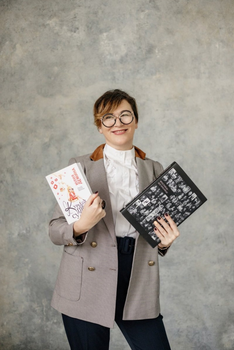 Писательница из Ярославля Юлия Дёмина работает над книгой о женщинах Золотого кольца России, приуроченной к 55-летию туристического маршрута. Внутри проекта 55 историй о прекрасных жительницах девяти городов, среди которых и областной центр 33-го региона. Подробнее о книге с секретами женского счастья читайте в материале.