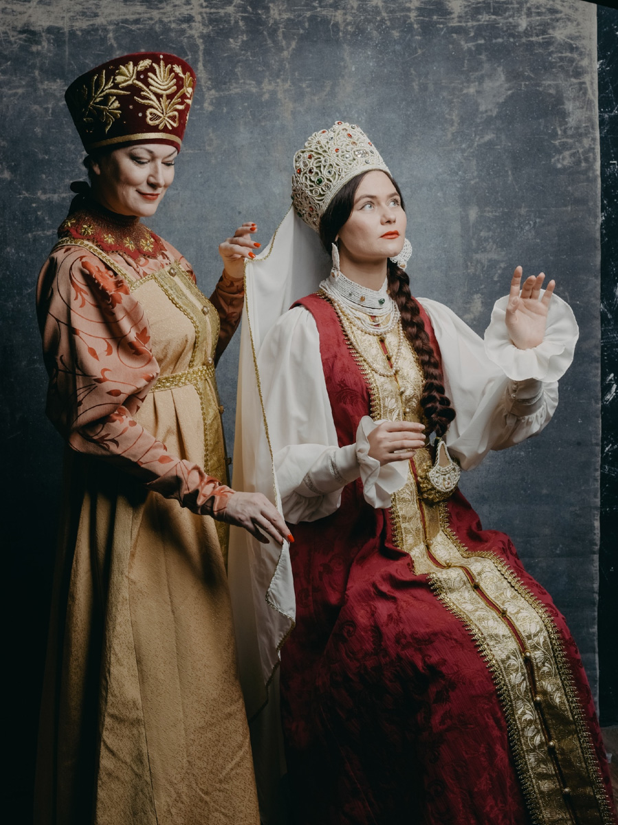 Писательница из Ярославля Юлия Дёмина работает над книгой о женщинах Золотого кольца России, приуроченной к 55-летию туристического маршрута. Внутри проекта 55 историй о прекрасных жительницах девяти городов, среди которых и областной центр 33-го региона. Подробнее о книге с секретами женского счастья читайте в материале.