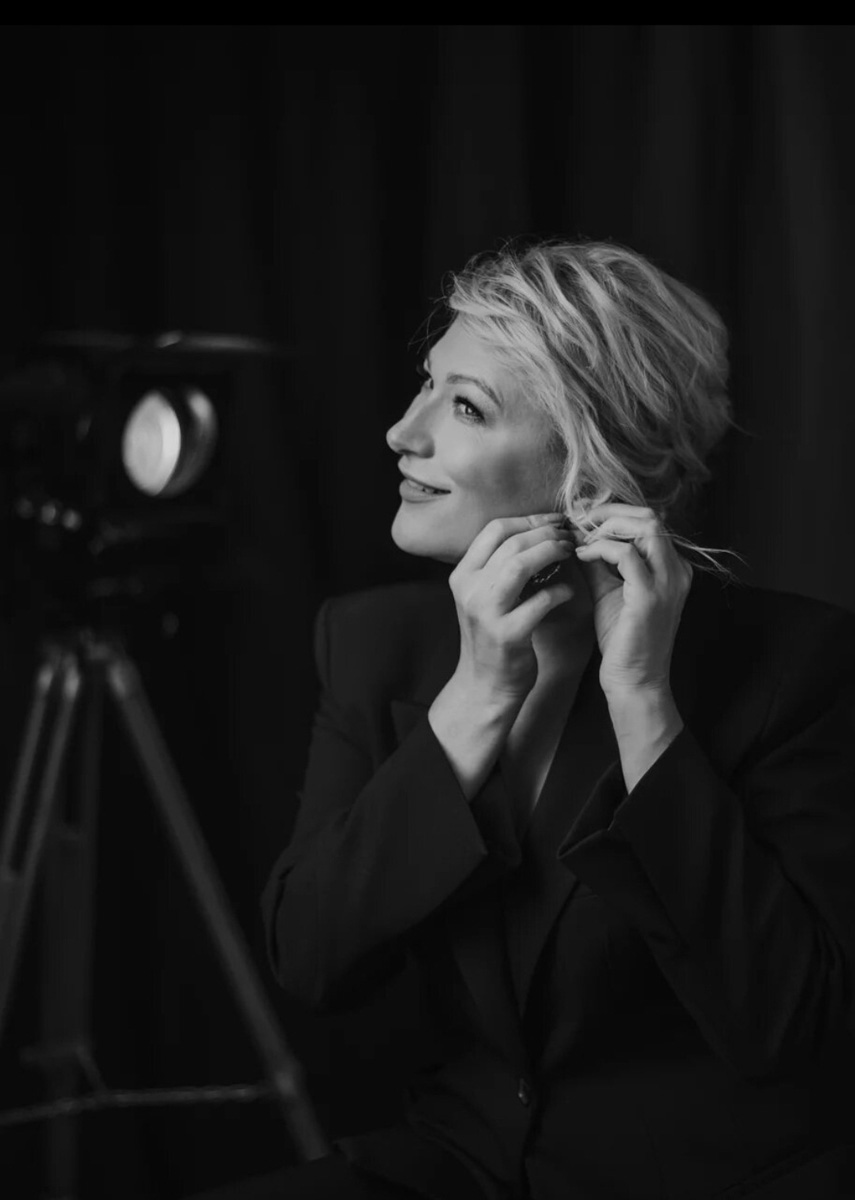 Писательница из Ярославля Юлия Дёмина работает над книгой о женщинах Золотого кольца России, приуроченной к 55-летию туристического маршрута. Внутри проекта 55 историй о прекрасных жительницах девяти городов, среди которых и областной центр 33-го региона. Подробнее о книге с секретами женского счастья читайте в материале.