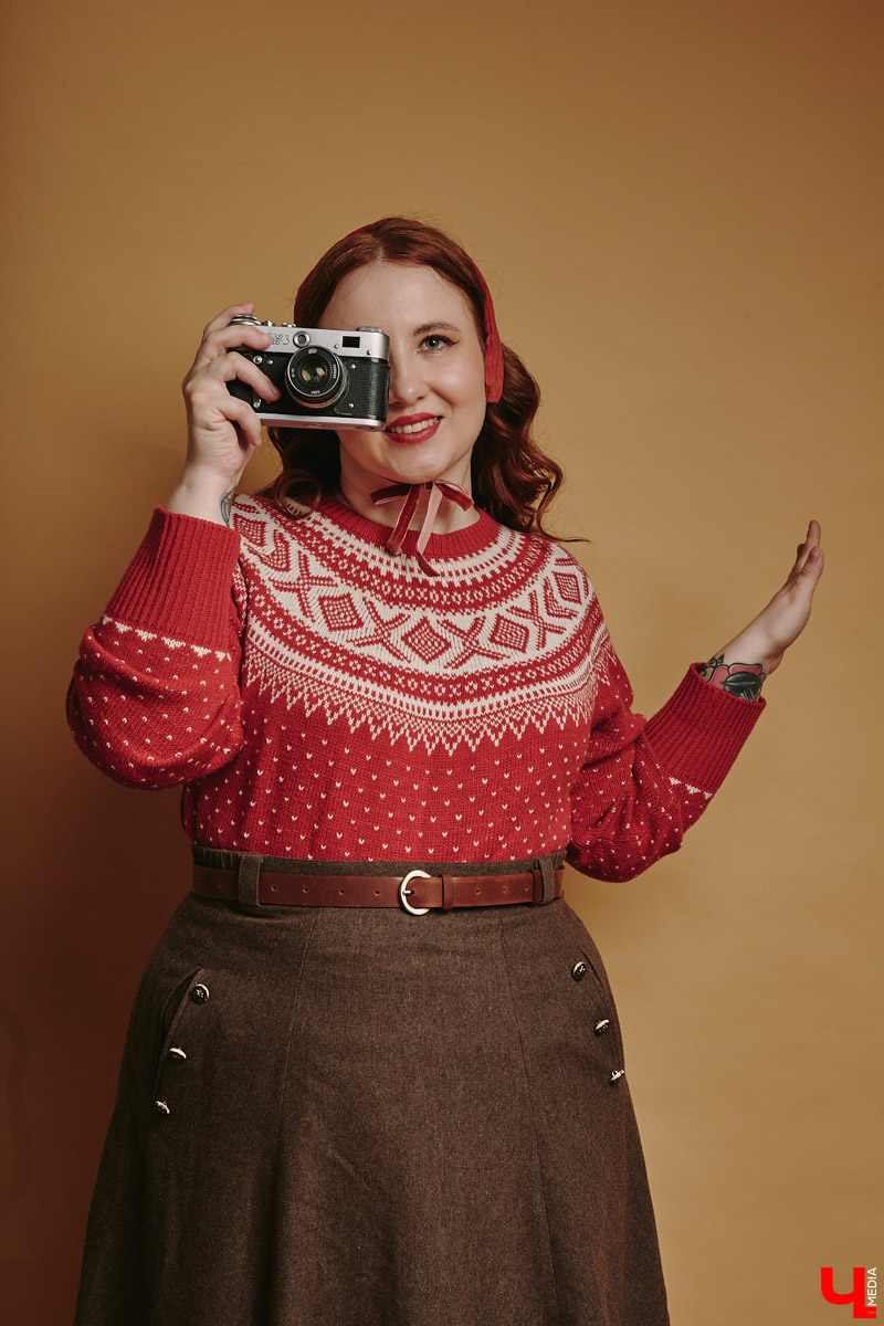 Новый год – время чудес. Так почему бы не воспользоваться этим и не переместиться на одну ночь в прошлое? Эпоху можете выбрать сами: 20-е, 50-е, 60-е годы. А вот с нарядом поможет креативный имиджмейкер из Владимира. Даешь праздник в стиле ретро!