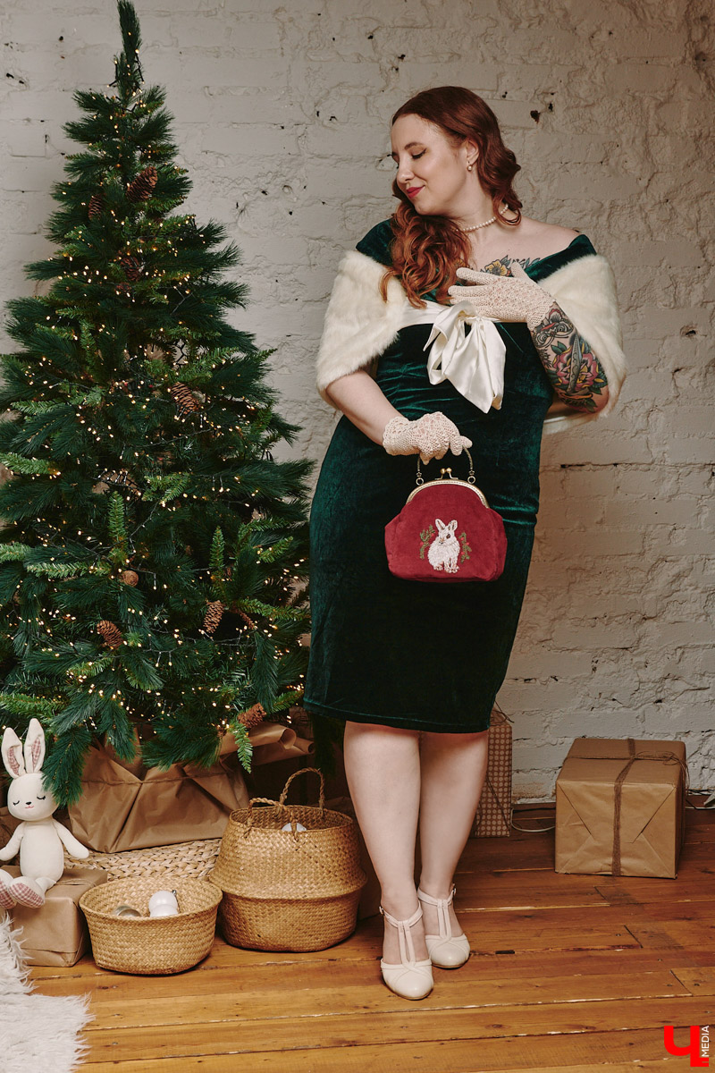 Новый год – время чудес. Так почему бы не воспользоваться этим и не переместиться на одну ночь в прошлое? Эпоху можете выбрать сами: 20-е, 50-е, 60-е годы. А вот с нарядом поможет креативный имиджмейкер из Владимира. Даешь праздник в стиле ретро!