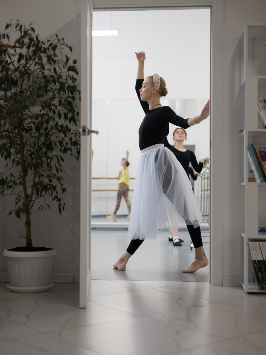 Пятнадцатого января не только на сцене, но и в воздухе концертной площадки ART HALL воцарится сказка. Зимнее шоу «Снежная королева» готовится удивить зрителей. Юные воспитанницы школы воздушной гимнастики Aerial ballerinas и приобщившиеся к балету во взрослом возрасте ученицы школы «Матильда» объединились, чтобы рассказать об этом в танце. Такого город ещё не видел!