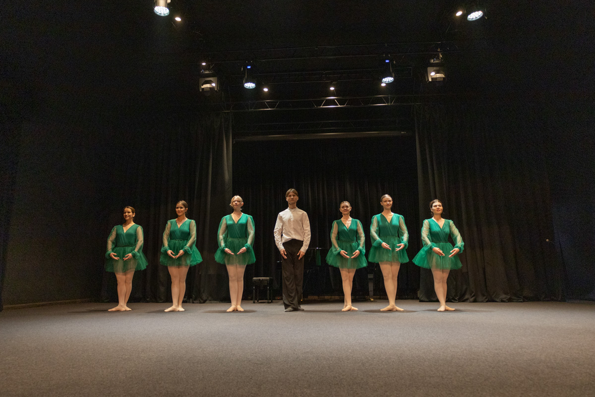 Пятнадцатого января не только на сцене, но и в воздухе концертной площадки ART HALL воцарится сказка. Зимнее шоу «Снежная королева» готовится удивить зрителей. Юные воспитанницы школы воздушной гимнастики Aerial ballerinas и приобщившиеся к балету во взрослом возрасте ученицы школы «Матильда» объединились, чтобы рассказать об этом в танце. Такого город ещё не видел!