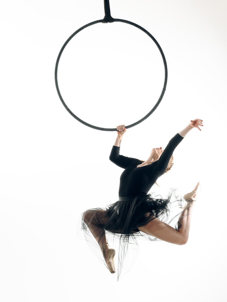 Пятнадцатого января не только на сцене, но и в воздухе концертной площадки ART HALL воцарится сказка. Зимнее шоу «Снежная королева» готовится удивить зрителей. Юные воспитанницы школы воздушной гимнастики Aerial ballerinas и приобщившиеся к балету во взрослом возрасте ученицы школы «Матильда» объединились, чтобы рассказать об этом в танце. Такого город ещё не видел!