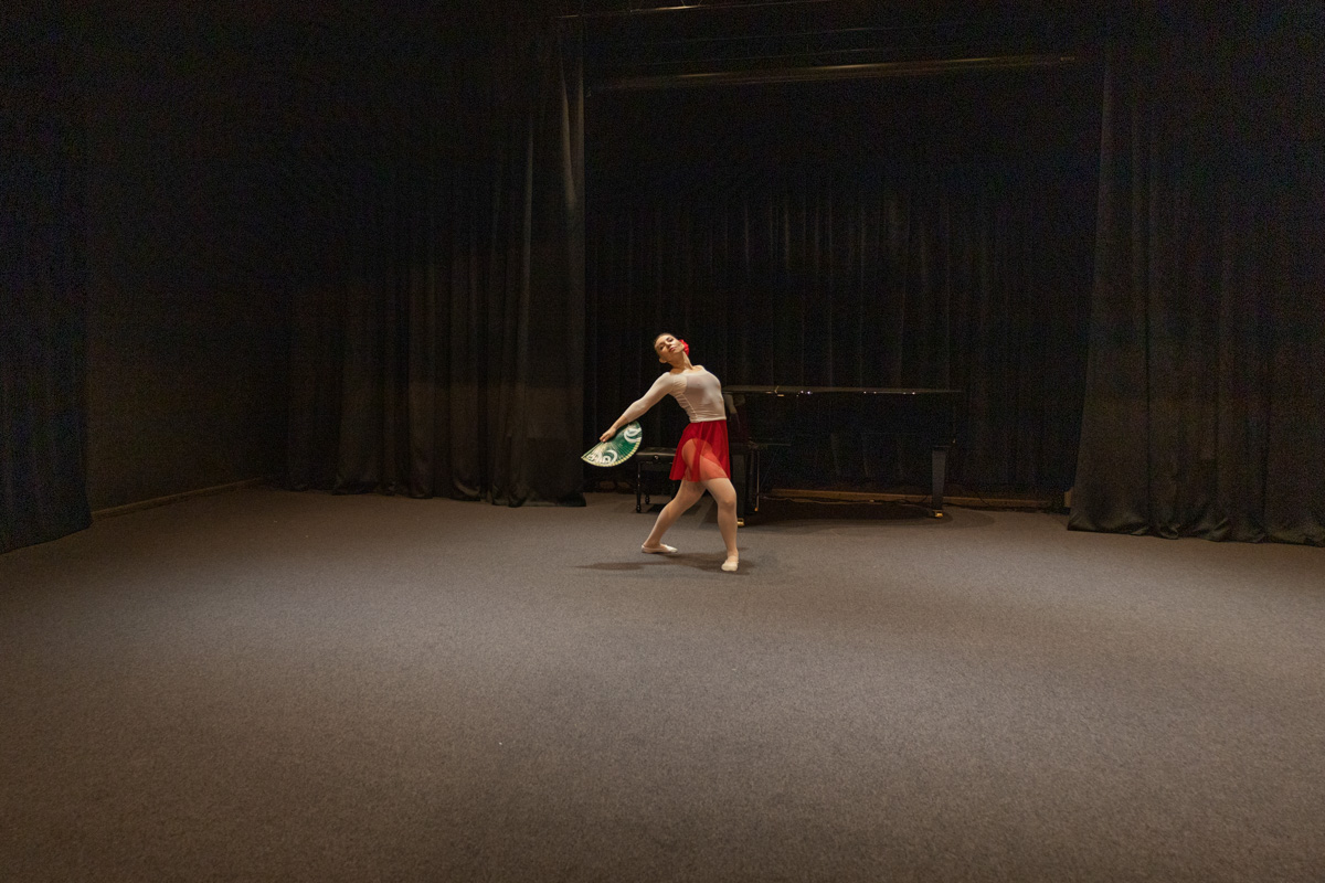 Пятнадцатого января не только на сцене, но и в воздухе концертной площадки ART HALL воцарится сказка. Зимнее шоу «Снежная королева» готовится удивить зрителей. Юные воспитанницы школы воздушной гимнастики Aerial ballerinas и приобщившиеся к балету во взрослом возрасте ученицы школы «Матильда» объединились, чтобы рассказать об этом в танце. Такого город ещё не видел!