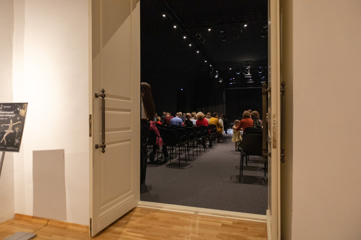 Пятнадцатого января не только на сцене, но и в воздухе концертной площадки ART HALL воцарится сказка. Зимнее шоу «Снежная королева» готовится удивить зрителей. Юные воспитанницы школы воздушной гимнастики Aerial ballerinas и приобщившиеся к балету во взрослом возрасте ученицы школы «Матильда» объединились, чтобы рассказать об этом в танце. Такого город ещё не видел!