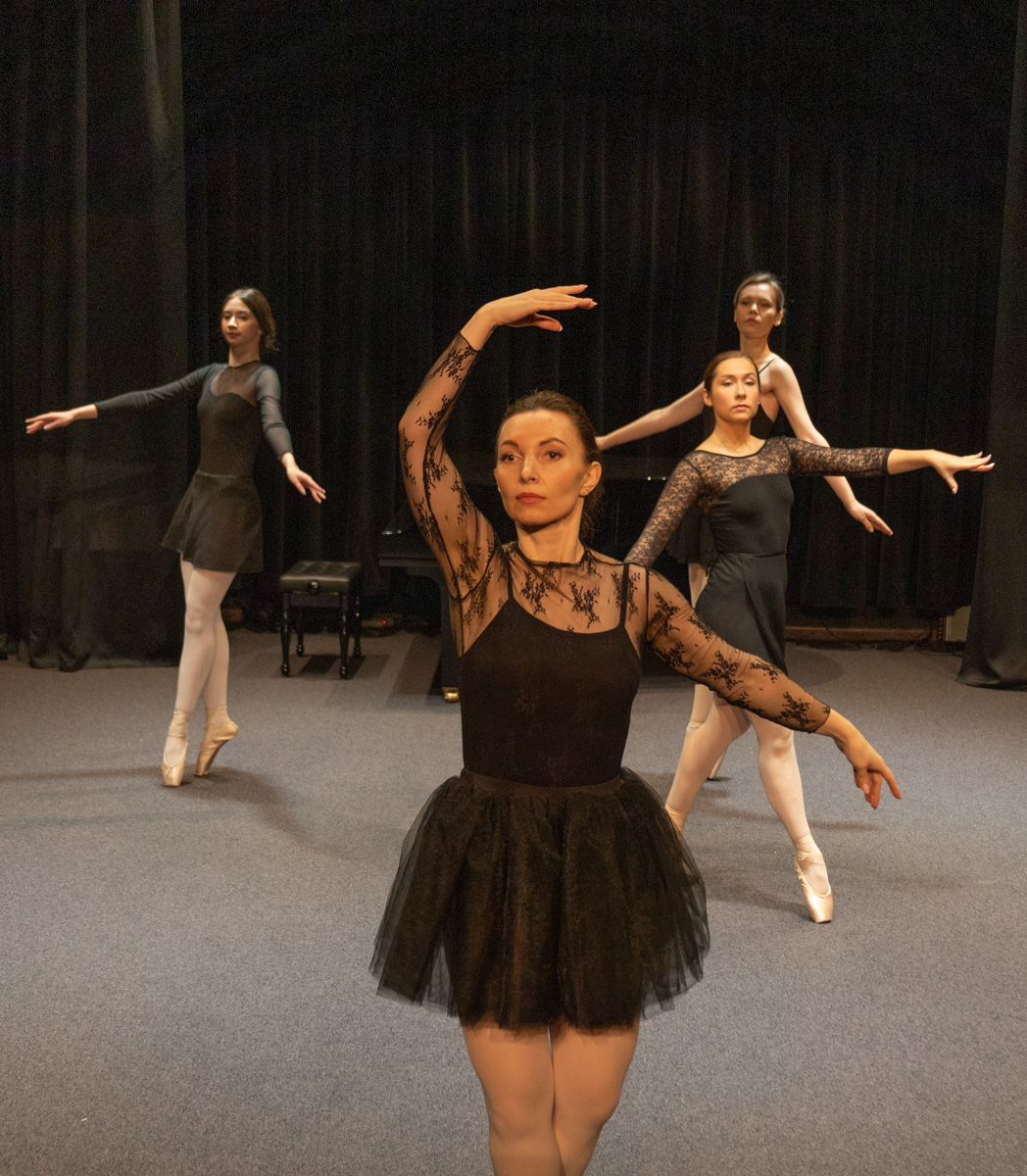 Пятнадцатого января не только на сцене, но и в воздухе концертной площадки ART HALL воцарится сказка. Зимнее шоу «Снежная королева» готовится удивить зрителей. Юные воспитанницы школы воздушной гимнастики Aerial ballerinas и приобщившиеся к балету во взрослом возрасте ученицы школы «Матильда» объединились, чтобы рассказать об этом в танце. Такого город ещё не видел!