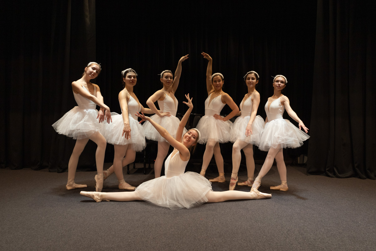 Пятнадцатого января не только на сцене, но и в воздухе концертной площадки ART HALL воцарится сказка. Зимнее шоу «Снежная королева» готовится удивить зрителей. Юные воспитанницы школы воздушной гимнастики Aerial ballerinas и приобщившиеся к балету во взрослом возрасте ученицы школы «Матильда» объединились, чтобы рассказать об этом в танце. Такого город ещё не видел!