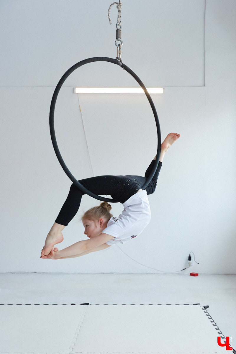 Пятнадцатого января не только на сцене, но и в воздухе концертной площадки ART HALL воцарится сказка. Зимнее шоу «Снежная королева» готовится удивить зрителей. Юные воспитанницы школы воздушной гимнастики Aerial ballerinas и приобщившиеся к балету во взрослом возрасте ученицы школы «Матильда» объединились, чтобы рассказать об этом в танце. Такого город ещё не видел!