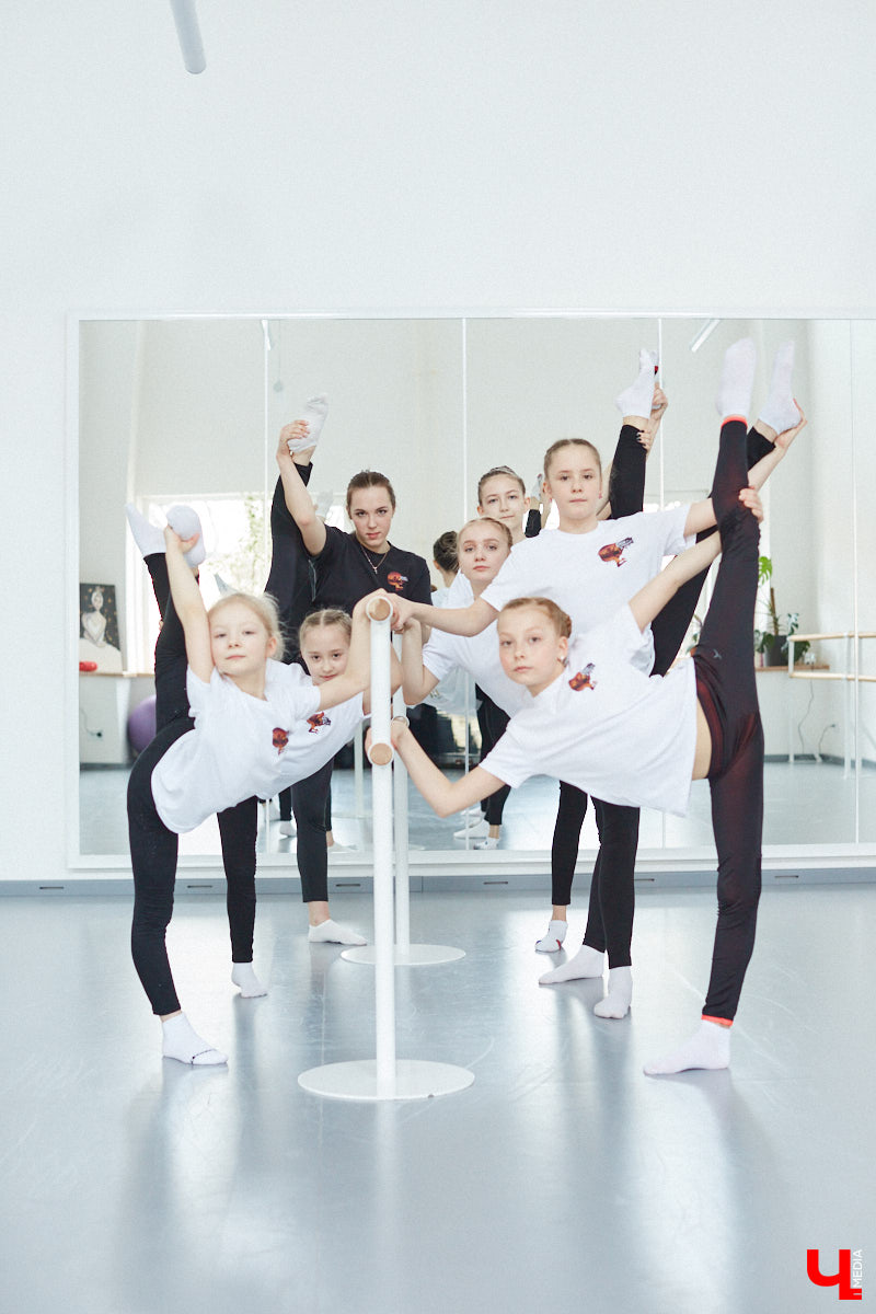 Пятнадцатого января не только на сцене, но и в воздухе концертной площадки ART HALL воцарится сказка. Зимнее шоу «Снежная королева» готовится удивить зрителей. Юные воспитанницы школы воздушной гимнастики Aerial ballerinas и приобщившиеся к балету во взрослом возрасте ученицы школы «Матильда» объединились, чтобы рассказать об этом в танце. Такого город ещё не видел!