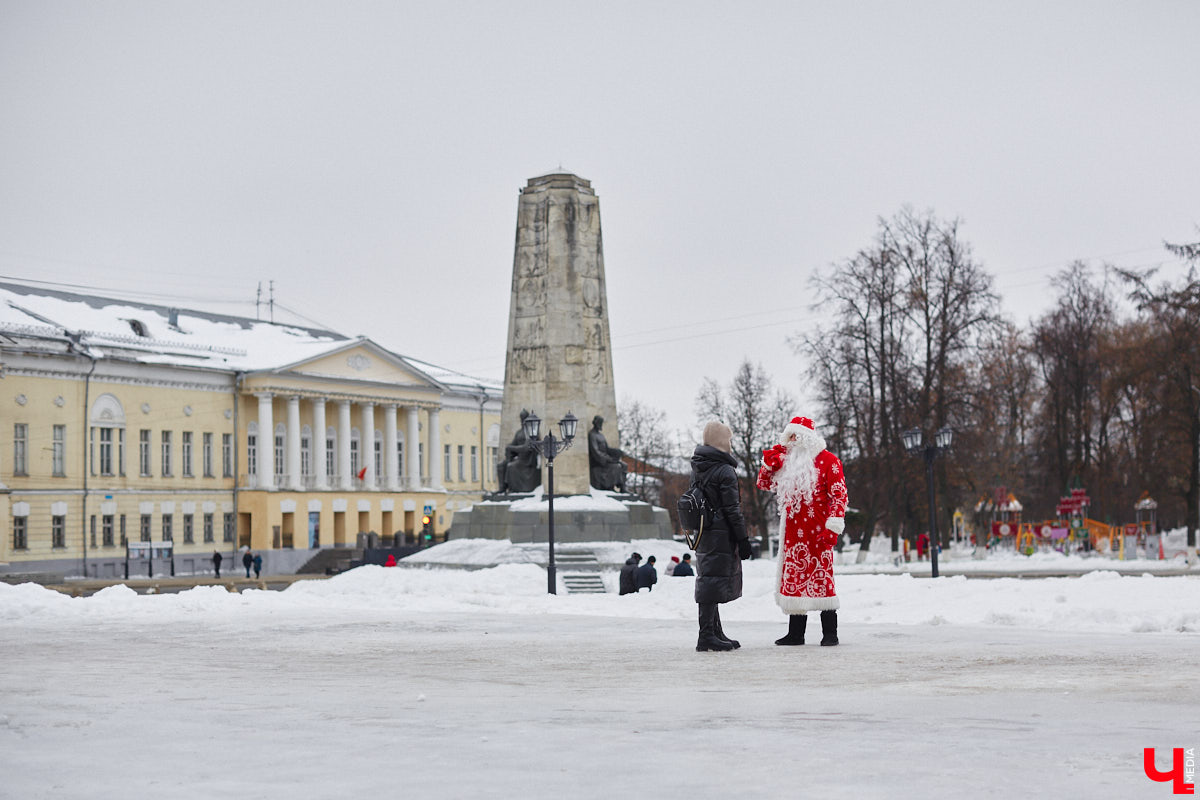 Флиртуют ли с владимирским Дедом Морозом взрослые дамы? Кем ему на самом деле приходится Снегурочка? И чем занимается бородатый волшебник вне новогодних праздников? Если у вас нет ответов на эти вопросы, читайте наше праздничное интервью с Никитой Хлаповым!