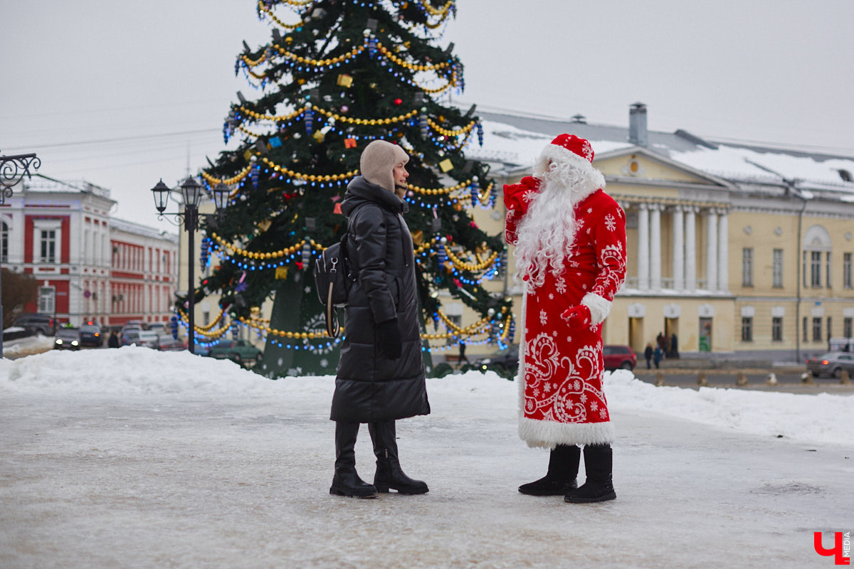 Флиртуют ли с владимирским Дедом Морозом взрослые дамы? Кем ему на самом деле приходится Снегурочка? И чем занимается бородатый волшебник вне новогодних праздников? Если у вас нет ответов на эти вопросы, читайте наше праздничное интервью с Никитой Хлаповым!