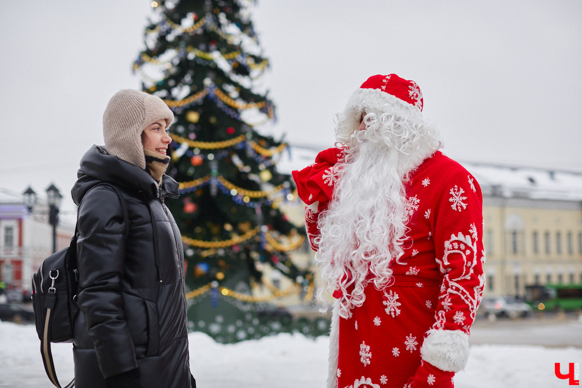 Флиртуют ли с владимирским Дедом Морозом взрослые дамы? Кем ему на самом деле приходится Снегурочка? И чем занимается бородатый волшебник вне новогодних праздников? Если у вас нет ответов на эти вопросы, читайте наше праздничное интервью с Никитой Хлаповым!