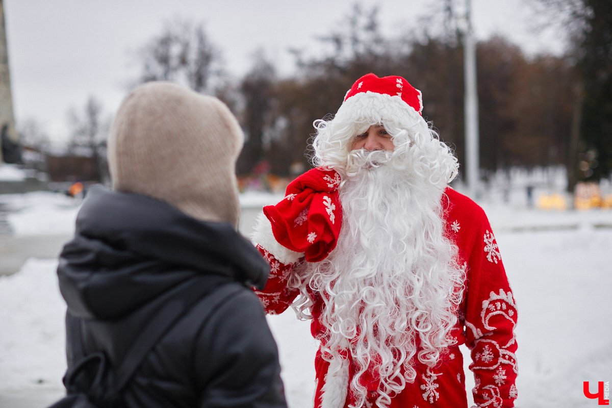 Флиртуют ли с владимирским Дедом Морозом взрослые дамы? Кем ему на самом деле приходится Снегурочка? И чем занимается бородатый волшебник вне новогодних праздников? Если у вас нет ответов на эти вопросы, читайте наше праздничное интервью с Никитой Хлаповым!