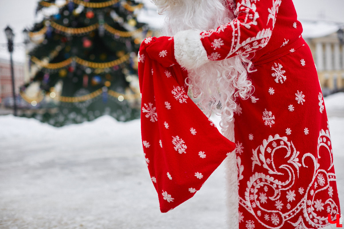 Флиртуют ли с владимирским Дедом Морозом взрослые дамы? Кем ему на самом деле приходится Снегурочка? И чем занимается бородатый волшебник вне новогодних праздников? Если у вас нет ответов на эти вопросы, читайте наше праздничное интервью с Никитой Хлаповым!