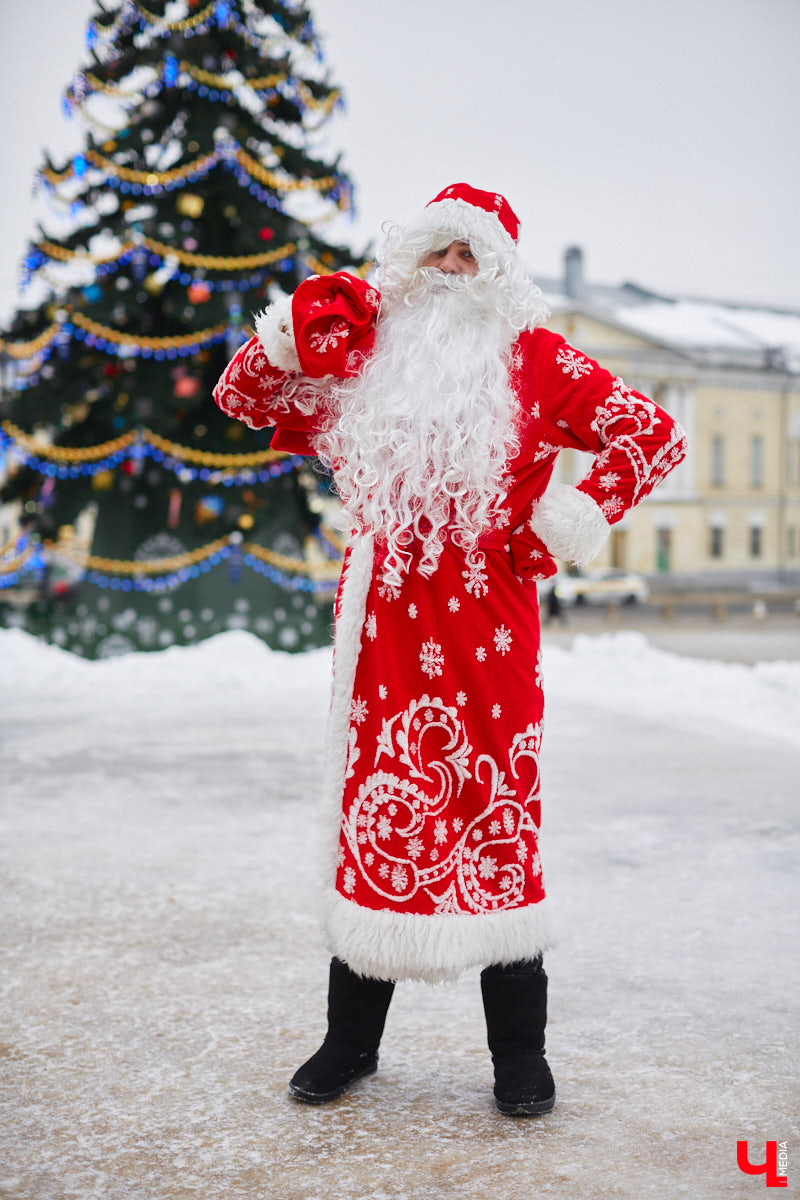 Флиртуют ли с владимирским Дедом Морозом взрослые дамы? Кем ему на самом деле приходится Снегурочка? И чем занимается бородатый волшебник вне новогодних праздников? Если у вас нет ответов на эти вопросы, читайте наше праздничное интервью с Никитой Хлаповым!