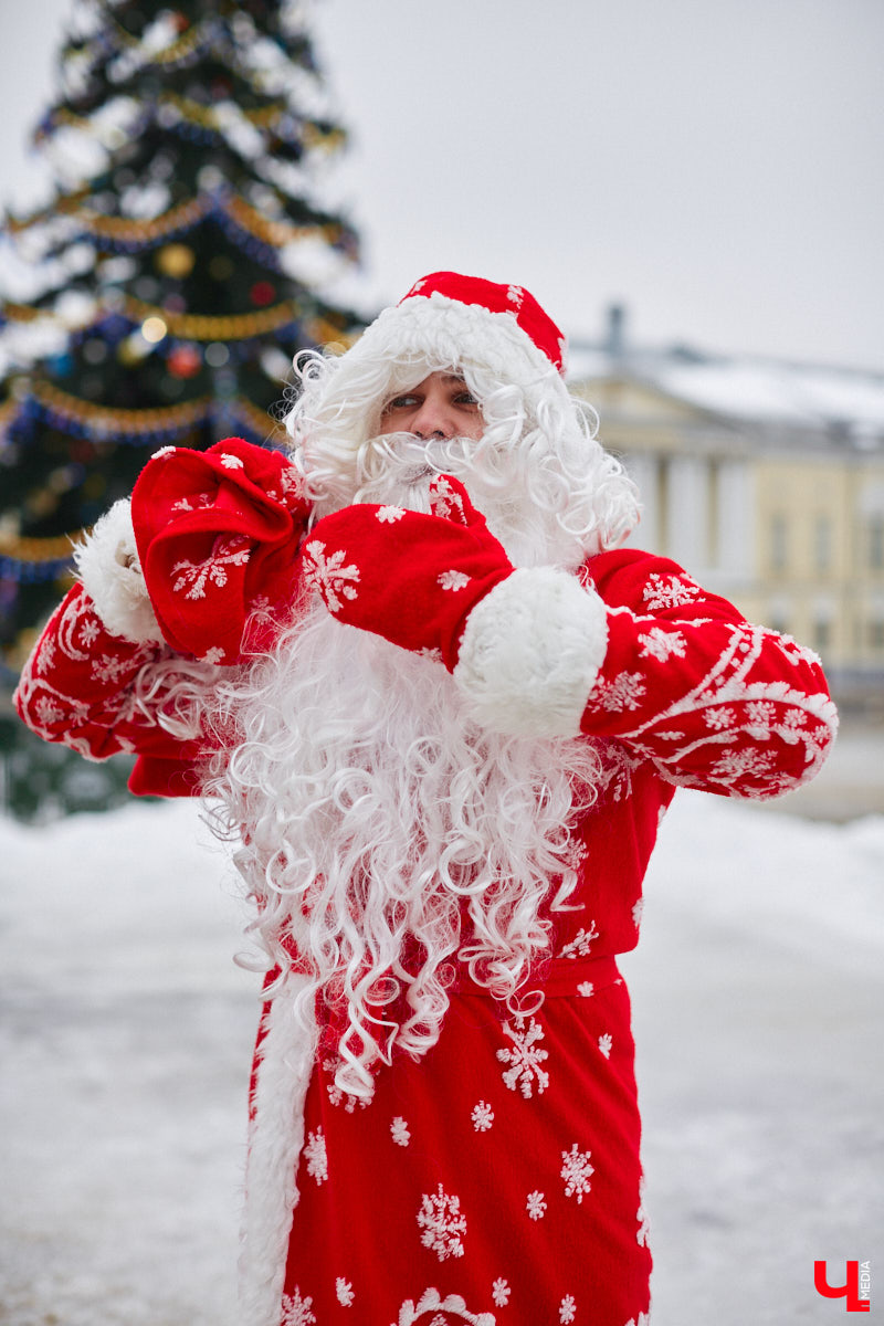 Флиртуют ли с владимирским Дедом Морозом взрослые дамы? Кем ему на самом деле приходится Снегурочка? И чем занимается бородатый волшебник вне новогодних праздников? Если у вас нет ответов на эти вопросы, читайте наше праздничное интервью с Никитой Хлаповым!