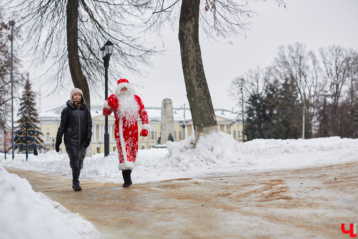 Флиртуют ли с владимирским Дедом Морозом взрослые дамы? Кем ему на самом деле приходится Снегурочка? И чем занимается бородатый волшебник вне новогодних праздников? Если у вас нет ответов на эти вопросы, читайте наше праздничное интервью с Никитой Хлаповым!