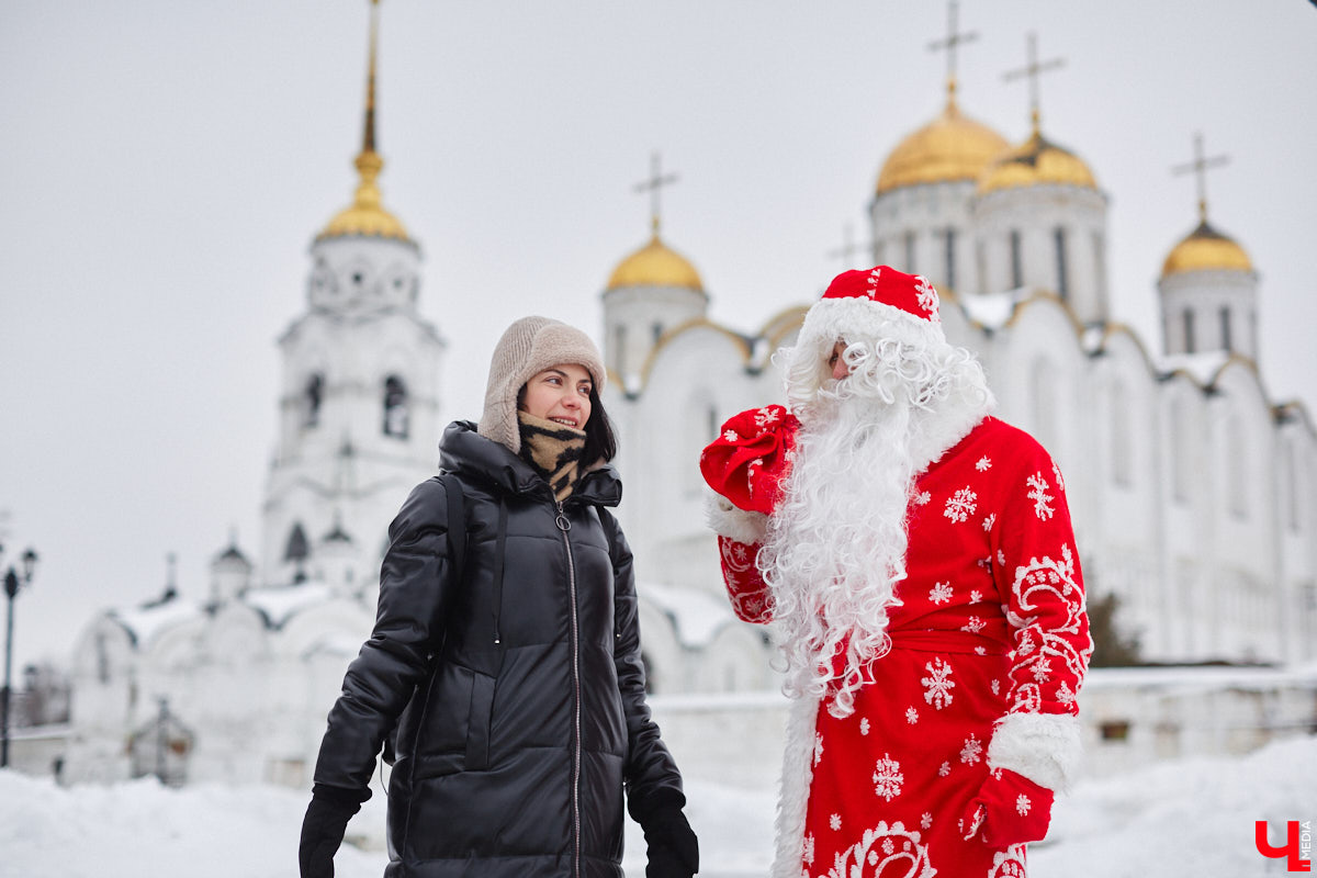 Флиртуют ли с владимирским Дедом Морозом взрослые дамы? Кем ему на самом деле приходится Снегурочка? И чем занимается бородатый волшебник вне новогодних праздников? Если у вас нет ответов на эти вопросы, читайте наше праздничное интервью с Никитой Хлаповым!