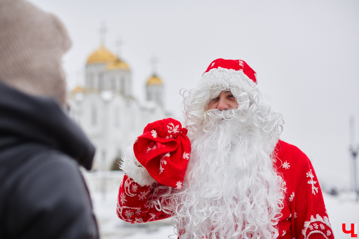 Флиртуют ли с владимирским Дедом Морозом взрослые дамы? Кем ему на самом деле приходится Снегурочка? И чем занимается бородатый волшебник вне новогодних праздников? Если у вас нет ответов на эти вопросы, читайте наше праздничное интервью с Никитой Хлаповым!