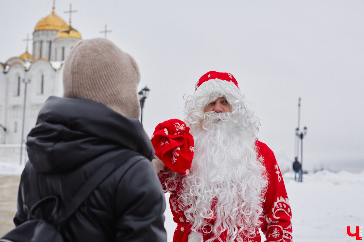 Флиртуют ли с владимирским Дедом Морозом взрослые дамы? Кем ему на самом деле приходится Снегурочка? И чем занимается бородатый волшебник вне новогодних праздников? Если у вас нет ответов на эти вопросы, читайте наше праздничное интервью с Никитой Хлаповым!