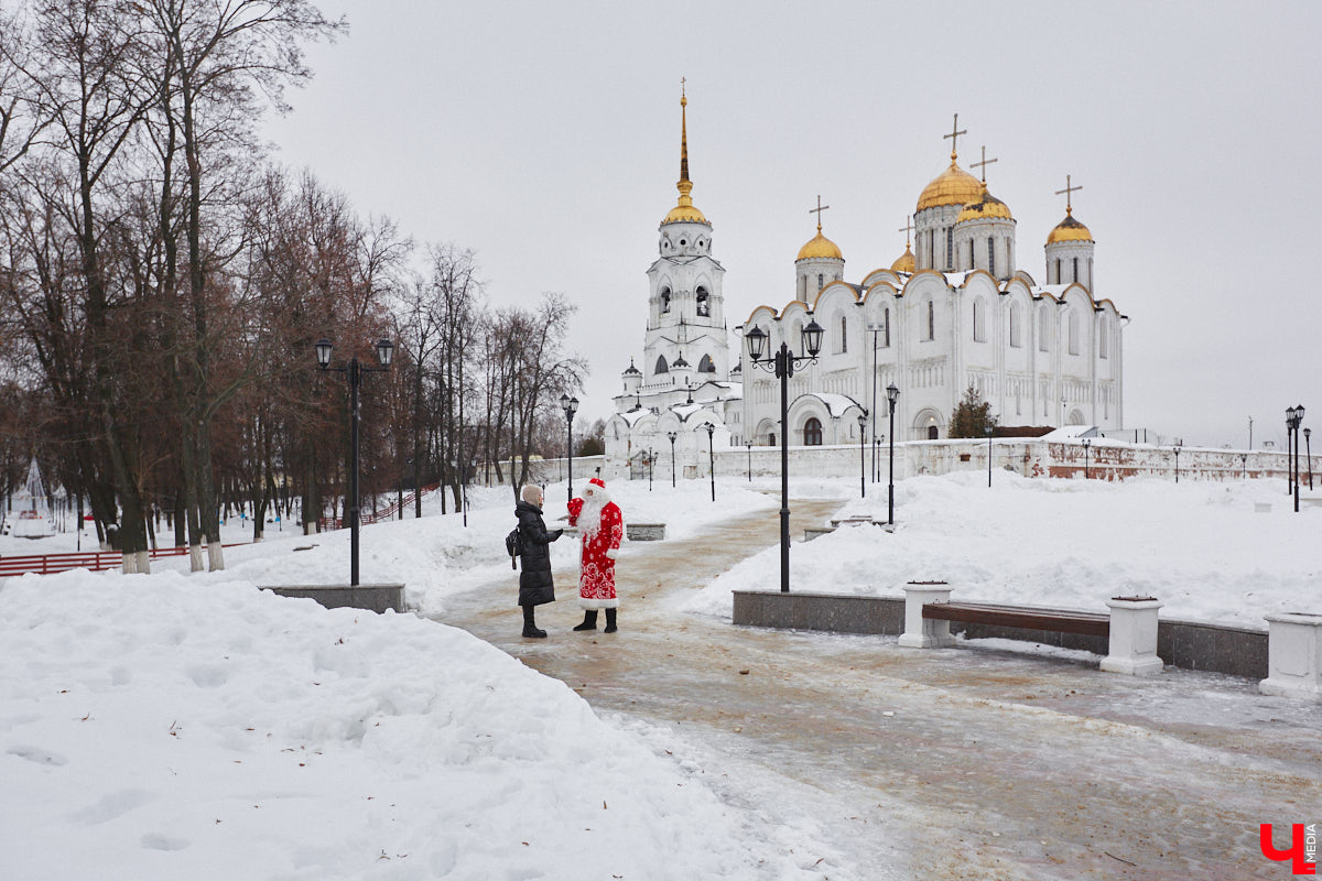 Флиртуют ли с владимирским Дедом Морозом взрослые дамы? Кем ему на самом деле приходится Снегурочка? И чем занимается бородатый волшебник вне новогодних праздников? Если у вас нет ответов на эти вопросы, читайте наше праздничное интервью с Никитой Хлаповым!