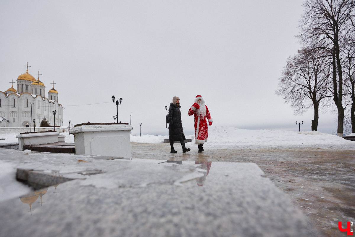 Флиртуют ли с владимирским Дедом Морозом взрослые дамы? Кем ему на самом деле приходится Снегурочка? И чем занимается бородатый волшебник вне новогодних праздников? Если у вас нет ответов на эти вопросы, читайте наше праздничное интервью с Никитой Хлаповым!