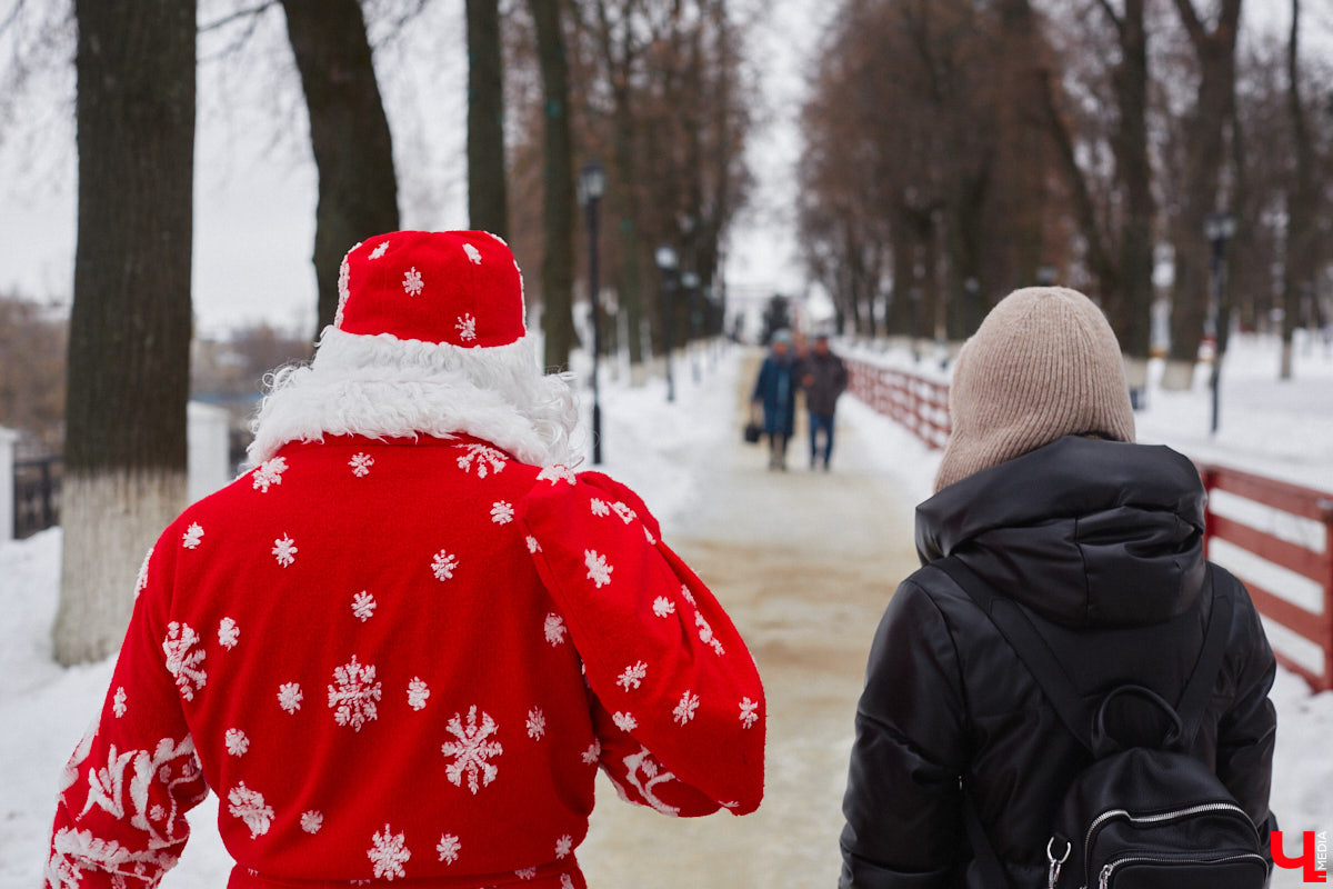 Флиртуют ли с владимирским Дедом Морозом взрослые дамы? Кем ему на самом деле приходится Снегурочка? И чем занимается бородатый волшебник вне новогодних праздников? Если у вас нет ответов на эти вопросы, читайте наше праздничное интервью с Никитой Хлаповым!