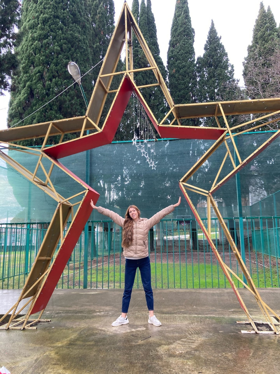 Все мы знаем, что каждый Новый год пахнет мандаринами. Эти яркие фрукты к тому же еще и символ Абхазии. Вот только туда настроение праздника практически не добирается. Почему? Об этом нам рассказала Елена Емельянова, которая переехала из Владимира на побережье Черного моря.