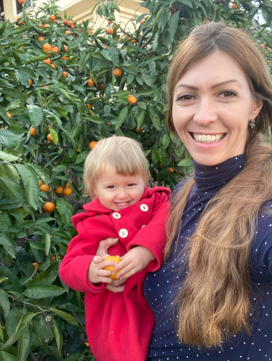 Все мы знаем, что каждый Новый год пахнет мандаринами. Эти яркие фрукты к тому же еще и символ Абхазии. Вот только туда настроение праздника практически не добирается. Почему? Об этом нам рассказала Елена Емельянова, которая переехала из Владимира на побережье Черного моря.