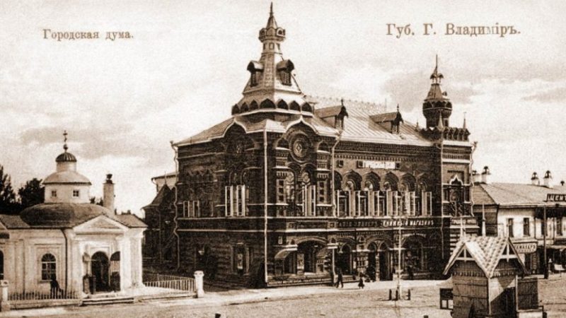 На Соборной площади сразу бросается в глаза краснокирпичный «терем» с богатой отделкой и угловой высокой башенкой, увенчанной флюгером. Это дореволюционное здание городской думы, хранящее в себе множество загадок. С ними и решил разобраться «Ключ-Медиа», углубившись в историю самой яркой постройки в центре Владимира.