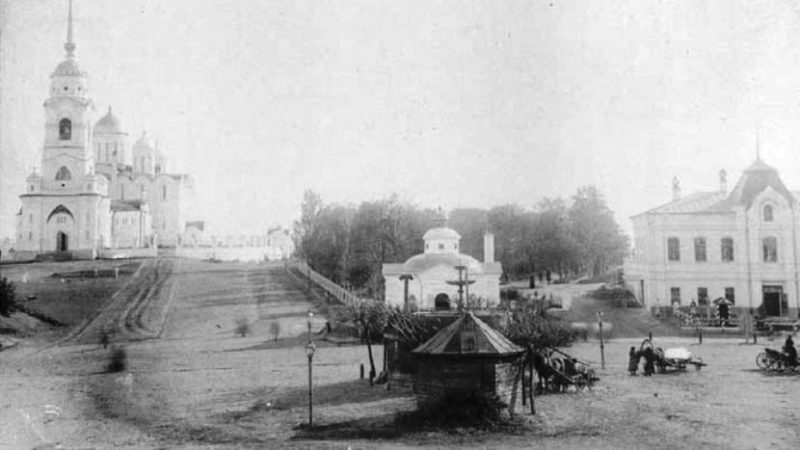 На Соборной площади сразу бросается в глаза краснокирпичный «терем» с богатой отделкой и угловой высокой башенкой, увенчанной флюгером. Это дореволюционное здание городской думы, хранящее в себе множество загадок. С ними и решил разобраться «Ключ-Медиа», углубившись в историю самой яркой постройки в центре Владимира.