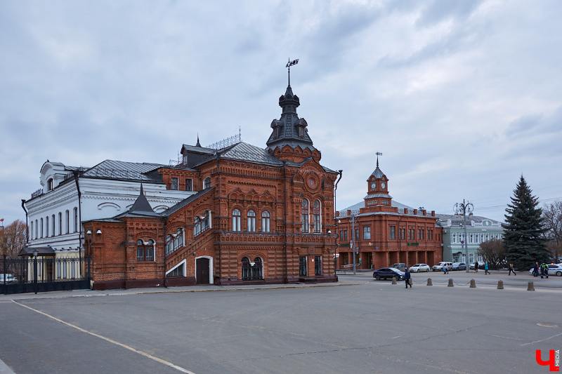 На Соборной площади сразу бросается в глаза краснокирпичный «терем» с богатой отделкой и угловой высокой башенкой, увенчанной флюгером. Это дореволюционное здание городской думы, хранящее в себе множество загадок. С ними и решил разобраться «Ключ-Медиа», углубившись в историю самой яркой постройки в центре Владимира.