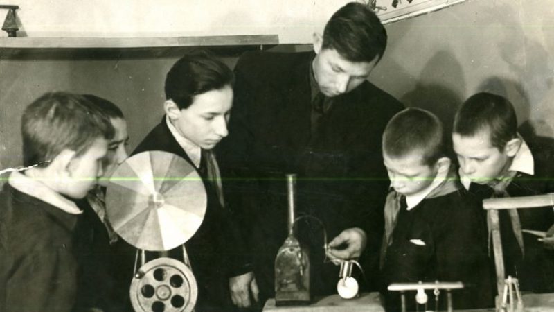 На Соборной площади сразу бросается в глаза краснокирпичный «терем» с богатой отделкой и угловой высокой башенкой, увенчанной флюгером. Это дореволюционное здание городской думы, хранящее в себе множество загадок. С ними и решил разобраться «Ключ-Медиа», углубившись в историю самой яркой постройки в центре Владимира.