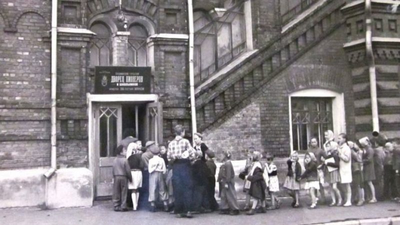 На Соборной площади сразу бросается в глаза краснокирпичный «терем» с богатой отделкой и угловой высокой башенкой, увенчанной флюгером. Это дореволюционное здание городской думы, хранящее в себе множество загадок. С ними и решил разобраться «Ключ-Медиа», углубившись в историю самой яркой постройки в центре Владимира.