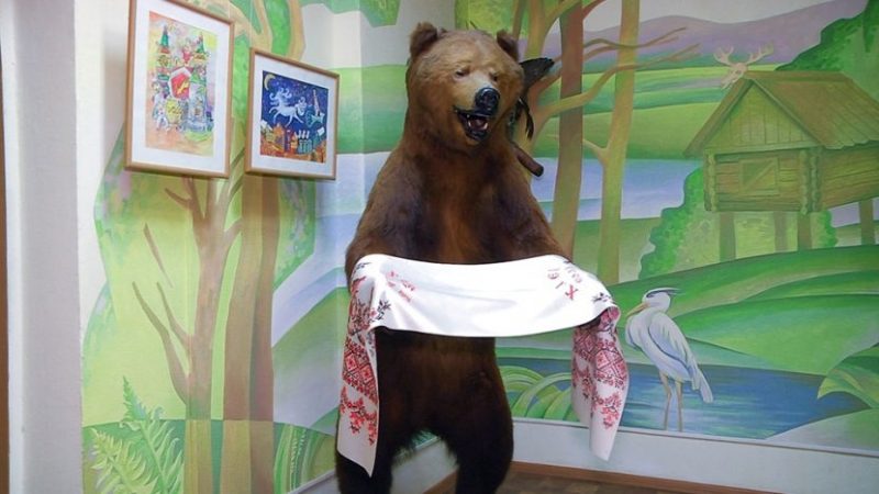 На Соборной площади сразу бросается в глаза краснокирпичный «терем» с богатой отделкой и угловой высокой башенкой, увенчанной флюгером. Это дореволюционное здание городской думы, хранящее в себе множество загадок. С ними и решил разобраться «Ключ-Медиа», углубившись в историю самой яркой постройки в центре Владимира.