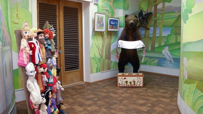 На Соборной площади сразу бросается в глаза краснокирпичный «терем» с богатой отделкой и угловой высокой башенкой, увенчанной флюгером. Это дореволюционное здание городской думы, хранящее в себе множество загадок. С ними и решил разобраться «Ключ-Медиа», углубившись в историю самой яркой постройки в центре Владимира.