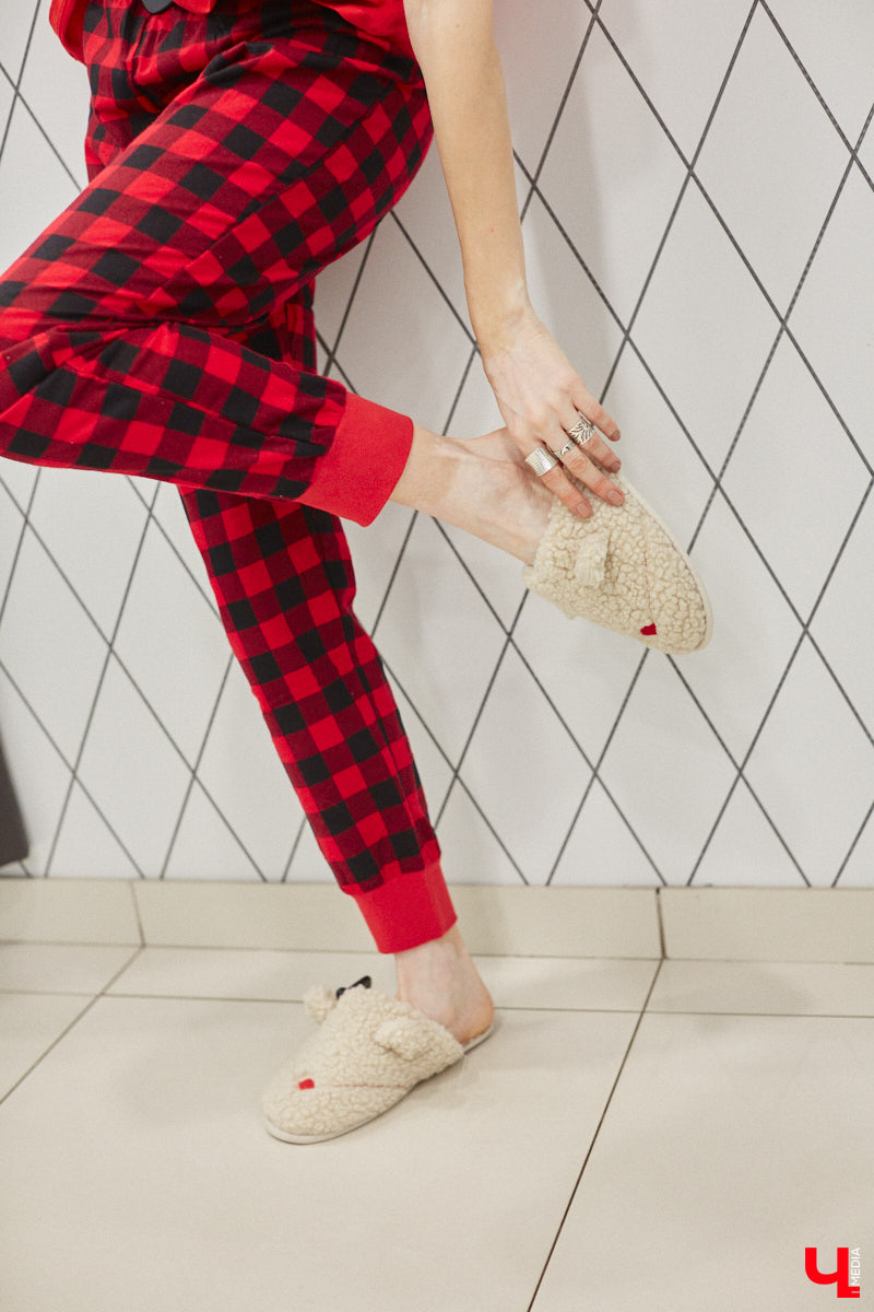 Сколько можно щеголять по дому в старой пижаме? В новом году пусть и домашняя одежда будет новой, а главное – современной и актуальной. Подобрать такую «Ключ-Медиа» помогла стилист Дарья Туйчина, в компании которой мы прошлись по магазинам в поисках идеального варианта для каникул.