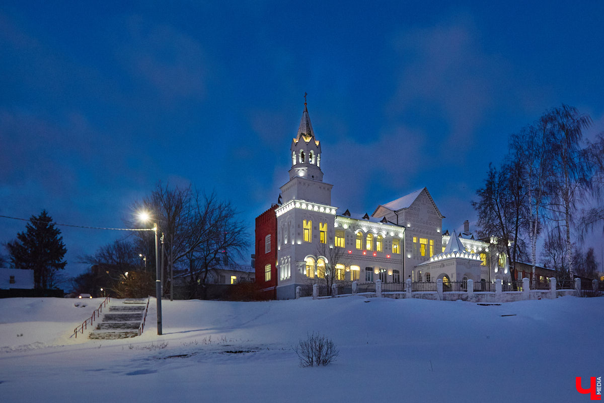 Согласитесь, это особое удовольствие: гулять долгими зимними вечерами по улицам любимого города и любоваться красиво подсвеченными домами. Мы выбрали самые приметные из них.