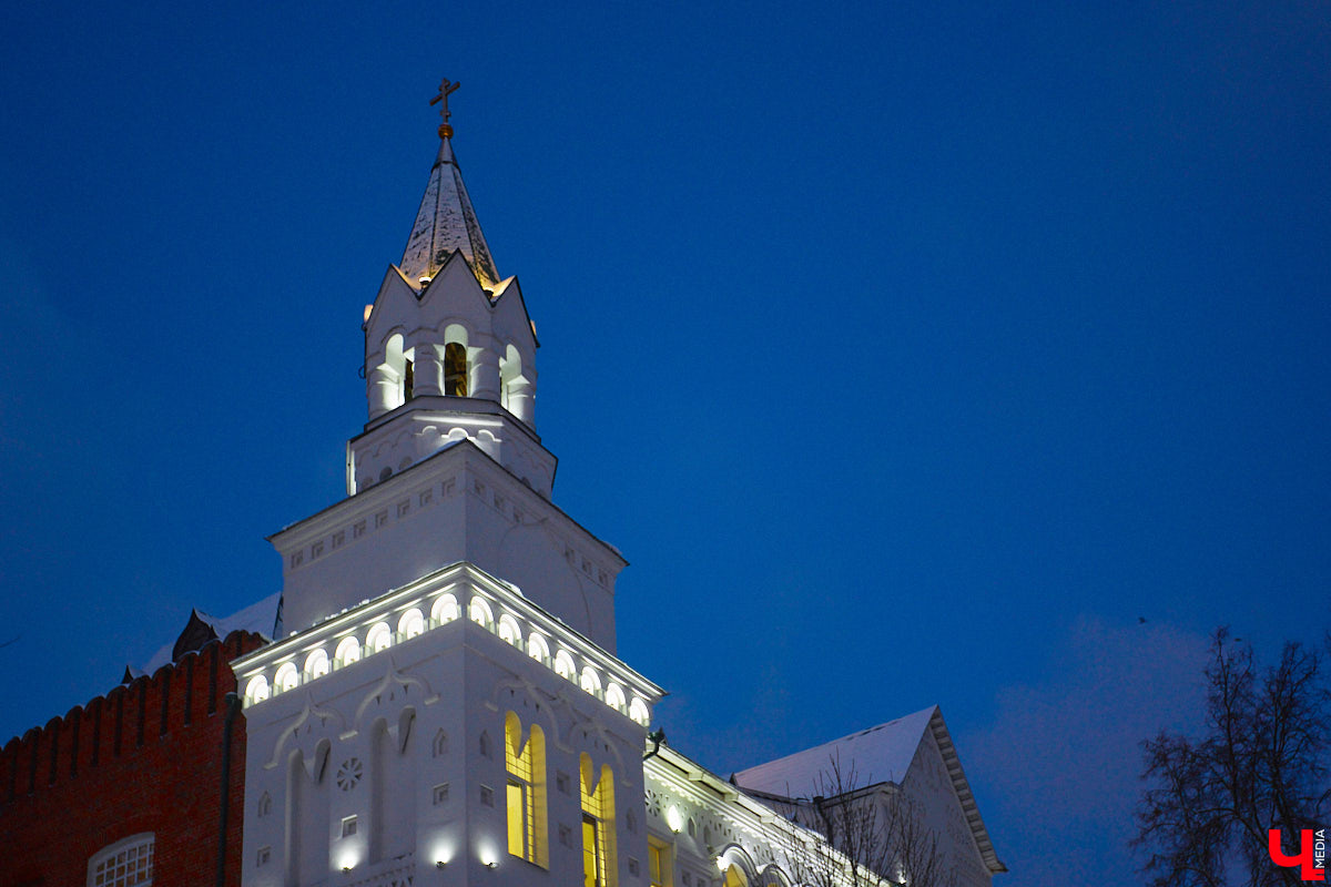 Согласитесь, это особое удовольствие: гулять долгими зимними вечерами по улицам любимого города и любоваться красиво подсвеченными домами. Мы выбрали самые приметные из них.
