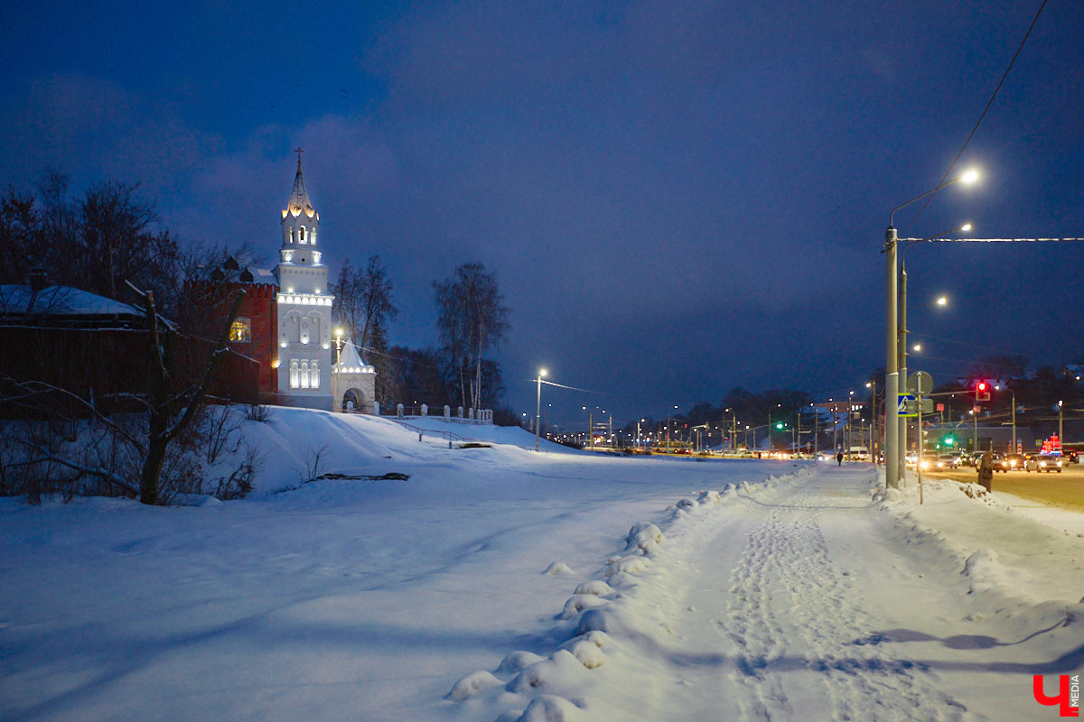 Согласитесь, это особое удовольствие: гулять долгими зимними вечерами по улицам любимого города и любоваться красиво подсвеченными домами. Мы выбрали самые приметные из них.